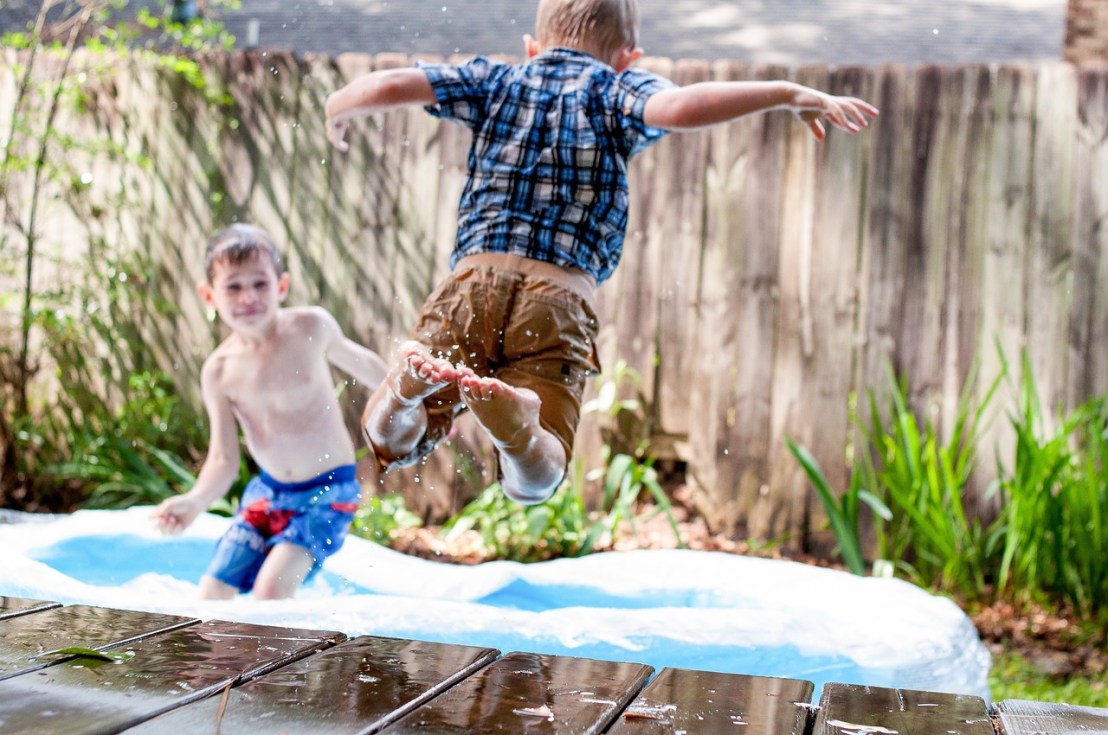 swimming-2561560_1280