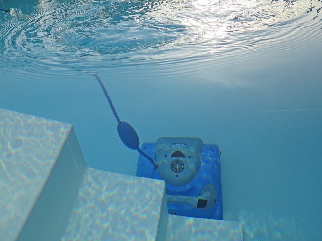 swimming-pool-2139101_1280(1)