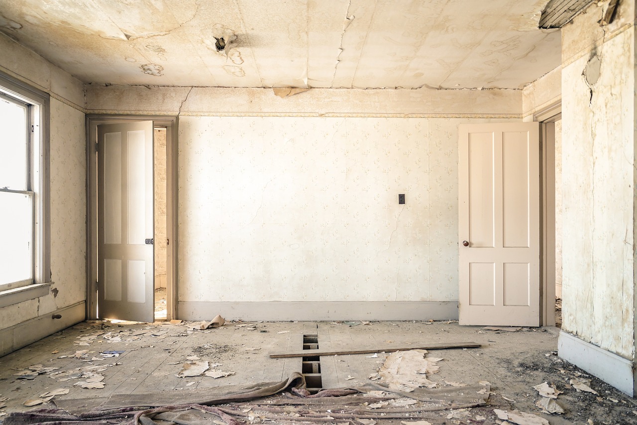 dilapidated-983952_1280(8)