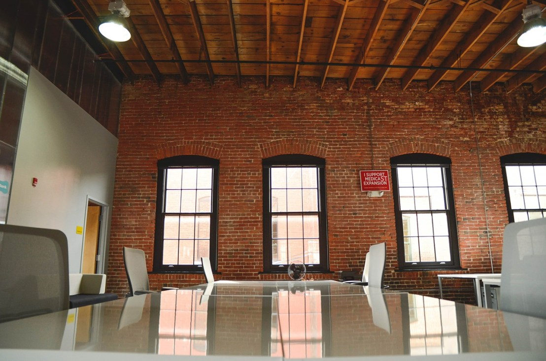 conference-table-593355_1280(1)