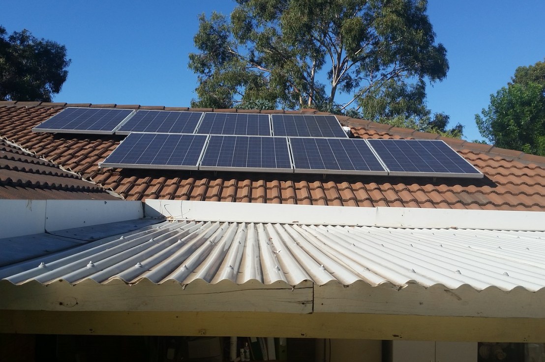Comment entretenir un panneau photovoltaïque sur une toiture d’un bâtiment professionnel&nbsp;?