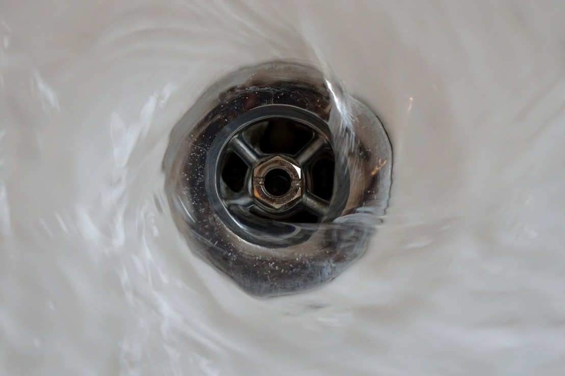 Tous nos conseils pour déboucher un siphon de&nbsp;douche